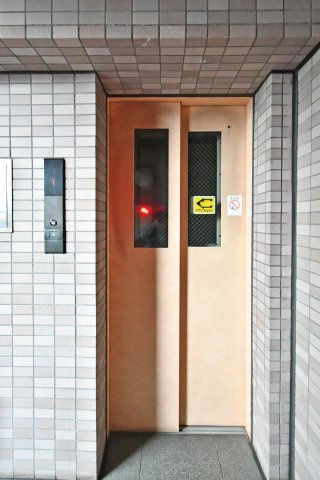 ライオンズマンション大宮浅間町のその他共用部分|館内にはエレベーターが設置されており、重い荷物がある日やベビーカーでの移動もスムーズです。共用部は清掃が行き届いており、管理体制の良さが伺えます。毎日の昇降も快適に行えます。
