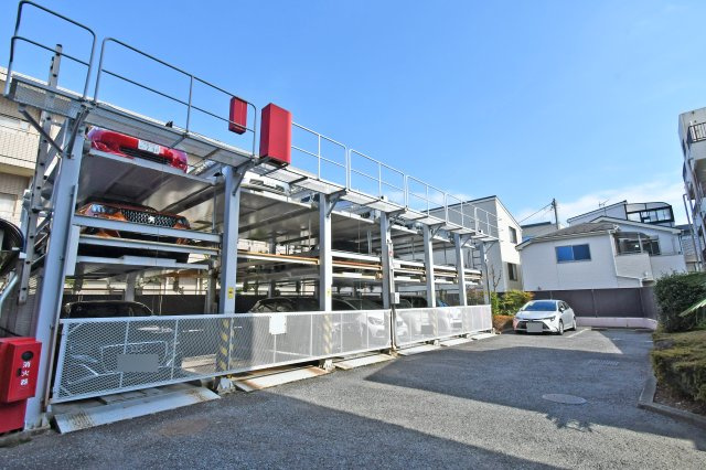 ライオンズマンション大宮浅間町の駐車場|敷地内に駐車場が付いています。2026年12月以降は機械式駐車場を撤去し、平面駐車場としての運用を予定。お車の出し入れがよりスムーズになり、日常の利便性がさらに向上します。