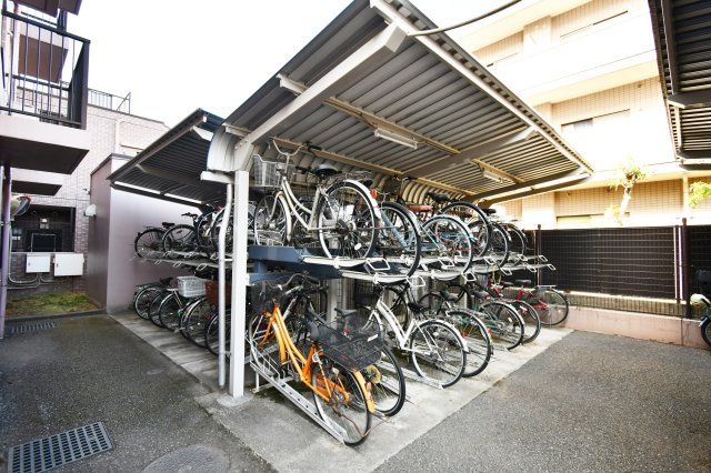 ライオンズマンション大宮浅間町の駐輪場|屋根付きの駐輪場が付いています。大切な自転車を雨風から守ります。整理整頓された使い勝手の良いスペースで、出し入れもスムーズです。大宮駅までの軽快なフットワークを支える安心の設備です。