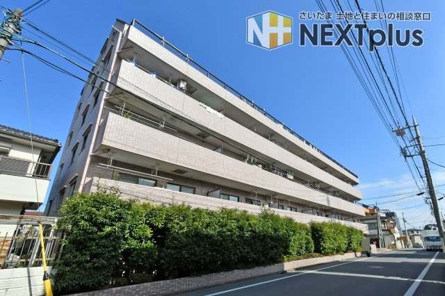 ライオンズマンション大宮浅間町の外観|落ち着いたブラウン系のタイル貼りが印象的な、地上6階建てのレトロモダンな外観です。清掃や植栽の手入れが行き届いており、管理体制の良さが伺えます。周辺は閑静な住宅街で、穏やかな暮らしが叶います。