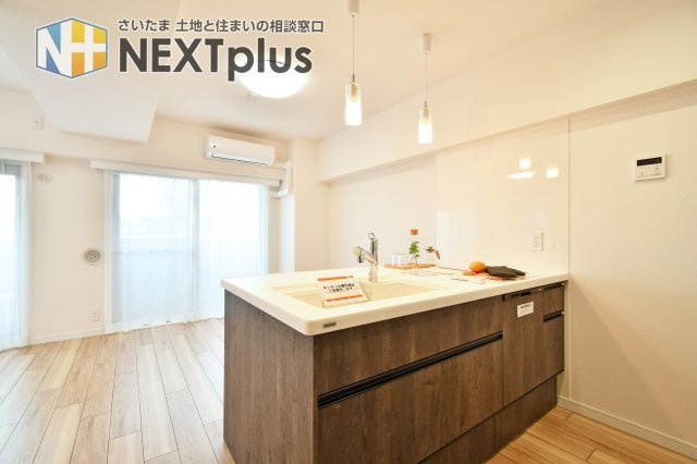 ライオンズマンション大宮浅間町のキッチン|2列型セパレートキッチンを新設。シンク側をリビングに向けることで、調理中も家族との会話が弾みます。食洗機や浄水器を内蔵し、機能性と開放感を両立させた空間です。