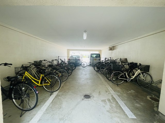 【駐輪場】 | アネシス空港東五番館 | 屋根付きの駐輪場は雨がしのげてサドルが濡れる心配がありません
