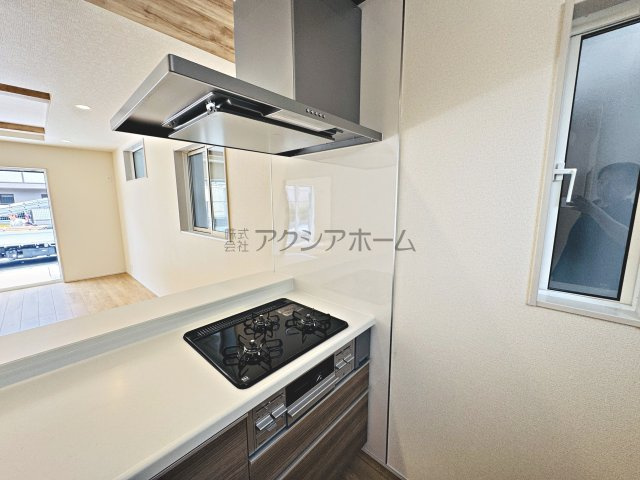 入間市下藤沢５丁目・全13棟　新築一戸建　4号棟　のキッチン|3口コンロ・レンジフード