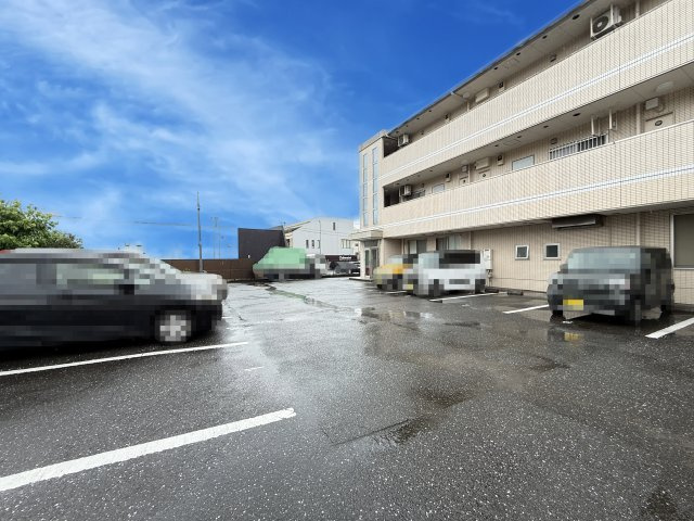 プランドール南久万の駐車場