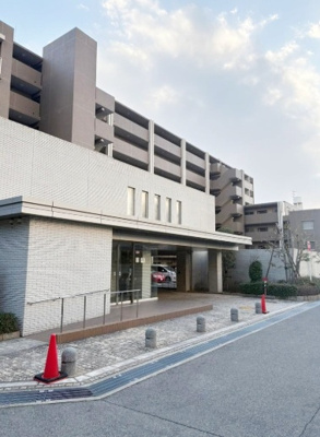 【外観】 | ジオ甲子園口ノーヴ | スロープ付きのため、車いす・ベビーカー・旅行用トランクを利用する際に便利です