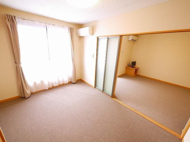 レオパレス城ノ内Ⅱの洋室|使い勝手のいい洋室です