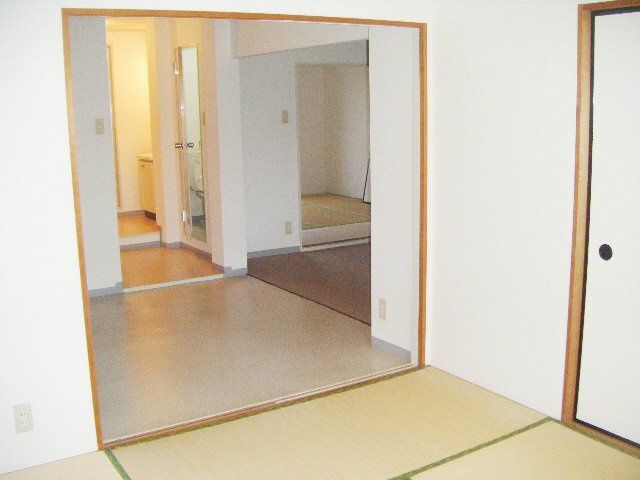 トリヴァンベール原木中山の居間・リビング|和室もあります！