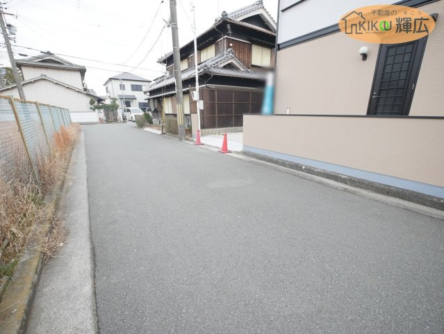 加古川市平岡町西谷　中古戸建の前面道路含む現地写真