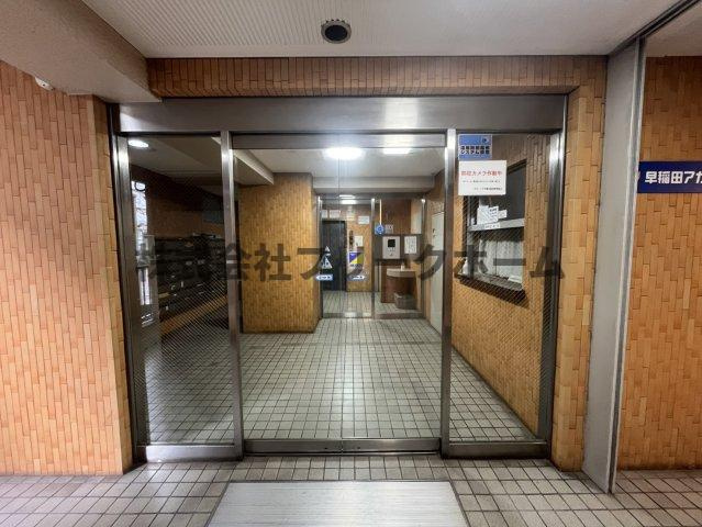 武蔵野市境南町２丁目の賃貸マンションのエントランス