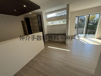 【居間・リビング】 | 神戸市西区伊川谷町有瀬　新築戸建　仲介手数料無料！ | ゆったり過ごせる居間です