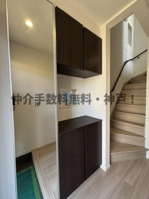 【玄関】 | 神戸市西区伊川谷町有瀬　新築戸建　仲介手数料無料！ | 明るい玄関です