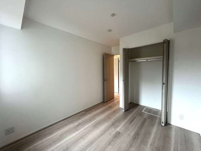 北寺尾は鶴見区。東寺尾も鶴見区。では西寺尾は？【神奈川区西寺尾3丁目新築戸建】の洋室|落ち着いた色調の洋室です