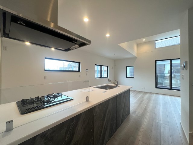 北寺尾は鶴見区。東寺尾も鶴見区。では西寺尾は？【神奈川区西寺尾3丁目新築戸建】の居間・リビング|ゆったり過ごせるリビングです