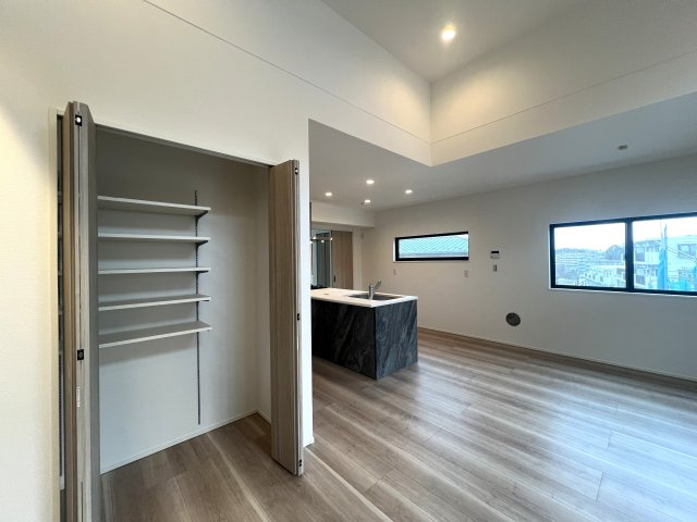 北寺尾は鶴見区。東寺尾も鶴見区。では西寺尾は？【神奈川区西寺尾3丁目新築戸建】の居間・リビング|こちらのリビングで趣味の時間をお楽しみください