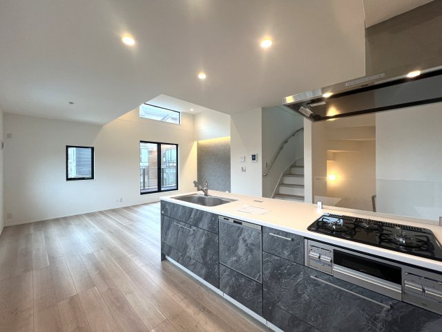 北寺尾は鶴見区。東寺尾も鶴見区。では西寺尾は？【神奈川区西寺尾3丁目新築戸建】の居間・リビング|居間です