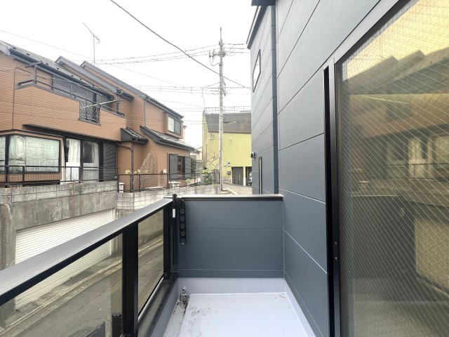 北寺尾は鶴見区。東寺尾も鶴見区。では西寺尾は？【神奈川区西寺尾3丁目新築戸建】のバルコニー|お洗濯にも便利なバルコニー付き