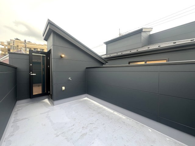 北寺尾は鶴見区。東寺尾も鶴見区。では西寺尾は？【神奈川区西寺尾3丁目新築戸建】のバルコニー|陽当たり良好なバルコニーです