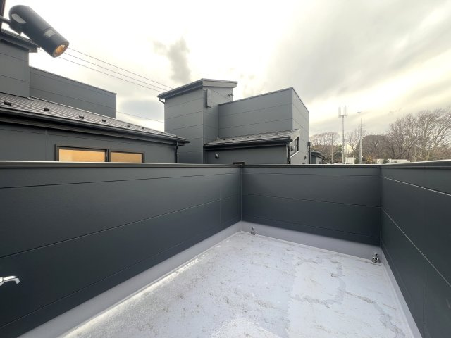 北寺尾は鶴見区。東寺尾も鶴見区。では西寺尾は？【神奈川区西寺尾3丁目新築戸建】のバルコニー|バルコニー付きです