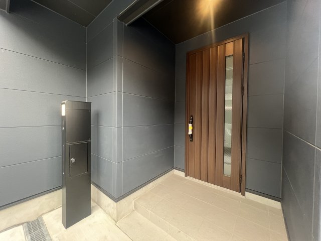 北寺尾は鶴見区。東寺尾も鶴見区。では西寺尾は？【神奈川区西寺尾3丁目新築戸建】の玄関|収納もある玄関です