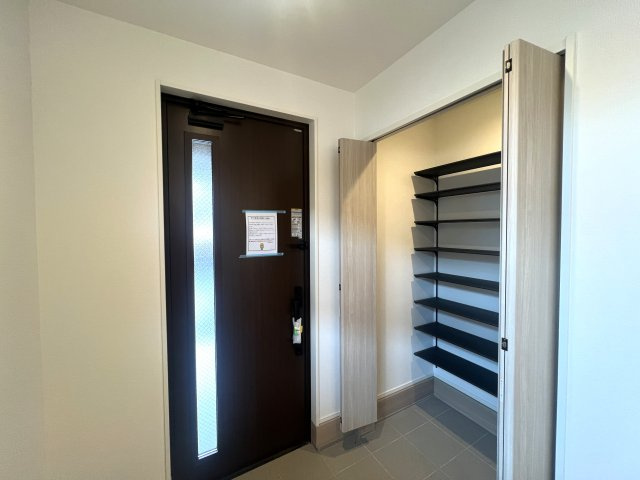 北寺尾は鶴見区。東寺尾も鶴見区。では西寺尾は？【神奈川区西寺尾3丁目新築戸建】の玄関|収納もある玄関です