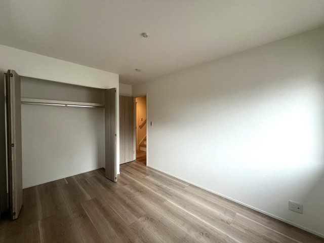 北寺尾は鶴見区。東寺尾も鶴見区。では西寺尾は？【神奈川区西寺尾3丁目新築戸建】の洋室|落ち着いた色調の洋室です