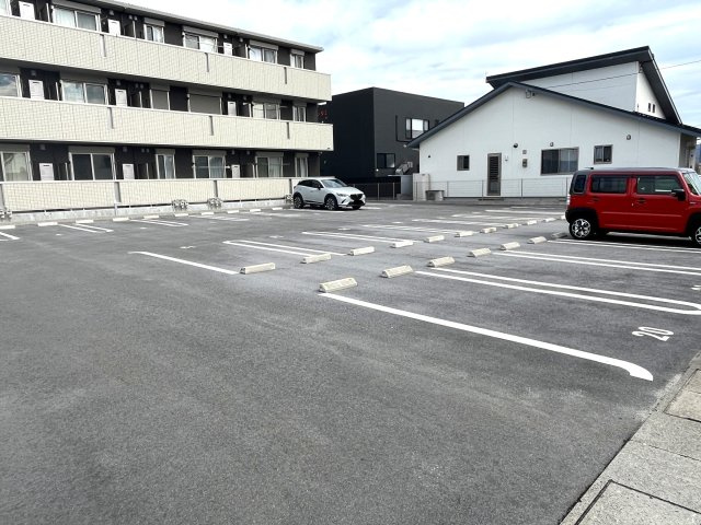 カーサ八代の駐車場