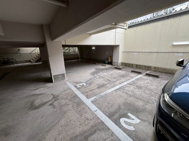 明大寺町 丸勝ビルの駐車場