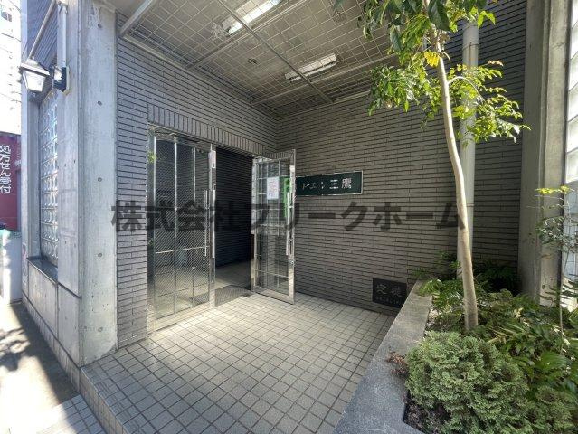 三鷹市下連雀６丁目の賃貸マンションのエントランス