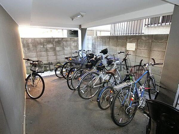 三鷹市下連雀６丁目の賃貸マンションの駐車場