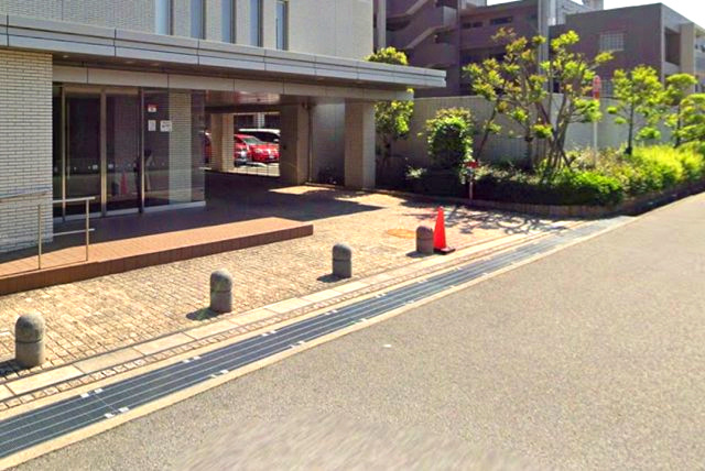 ジオ甲子園口　ノーヴのエントランス|前面道路も広いので車の出し入れもしやすいです

