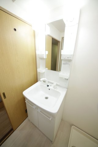 サンライフ宮本の独立洗面台|別部屋同間取りのお写真となります。参考にご覧くださいませ。