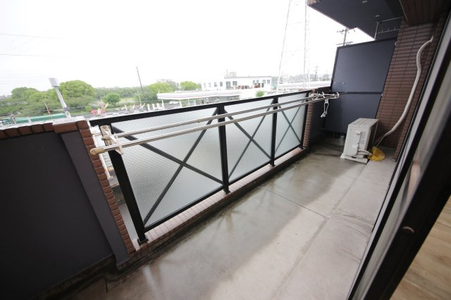 サンライフ宮本のバルコニー|別部屋同間取りのお写真となります。参考にご覧くださいませ。