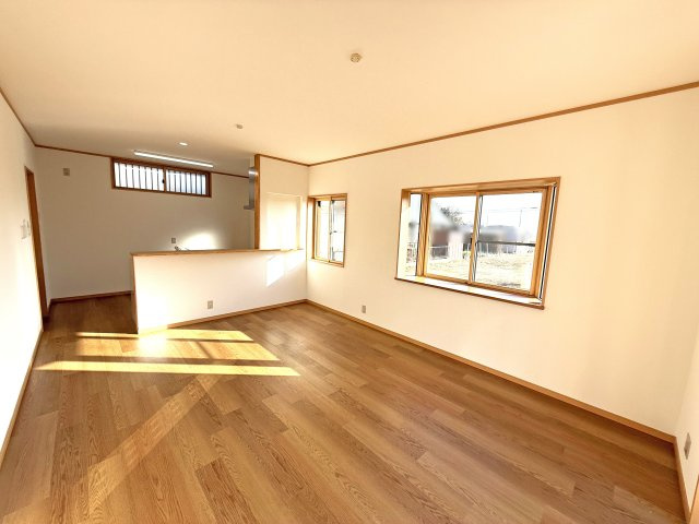 【居間・リビング】 | 三重郡菰野町大字竹成　4LDK | ＬＤＫ