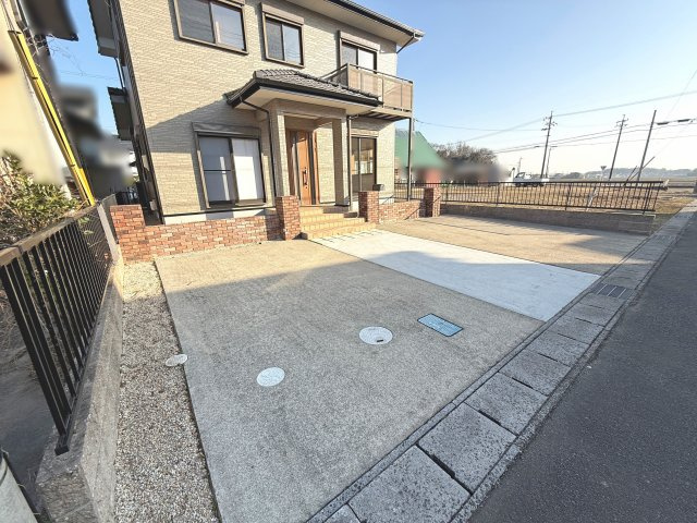 【駐車場】 | 三重郡菰野町大字竹成　4LDK | 駐車スペース並列約３～４台可