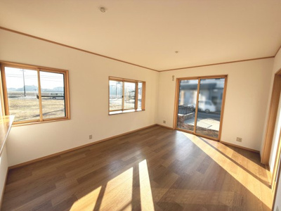 【居間・リビング】 | 三重郡菰野町大字竹成　4LDK | ＬＤＫ