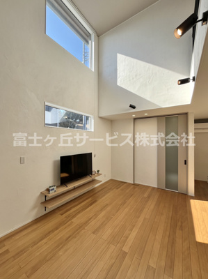 【居間・リビング】 | 菊川市西方 新築一戸建て サンズテラス西方No.16 | 開放感のある吹き抜けLDK