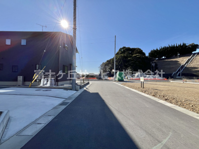 【前面道路含む現地写真】 | 菊川市西方 新築一戸建て サンズテラス西方No.16 | 前面道路含む現地写真です