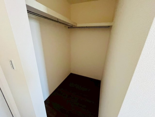 【Livele Garden】　古河市大山　第３　全2邸の収納|〇２号棟　ウォークインクローゼット〇
パイプや枕棚で空間を立体的に使います。衣類の種類や使用頻度に合わせて整頓できます♪
2026年5月撮影