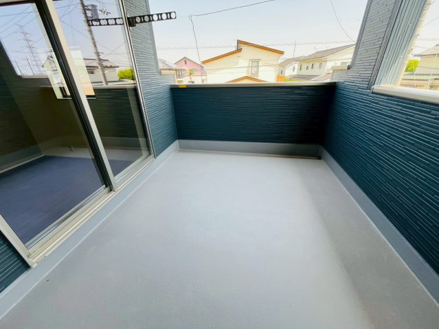 【Livele Garden】　古河市大山　第３　全2邸のバルコニー|〇２号棟　バルコニー〇
広々バルコニー！２居室から出入りできるので、お布団を干す際にもとても便利です♪
2026年5月撮影