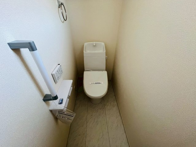 【Livele Garden】　古河市大山　第３　全2邸のトイレ|〇２号棟　トイレ〇
ウォシュレット付きトイレ。1.2階にトイレがあるので忙しい朝でも安心です♪
2026年5月撮影