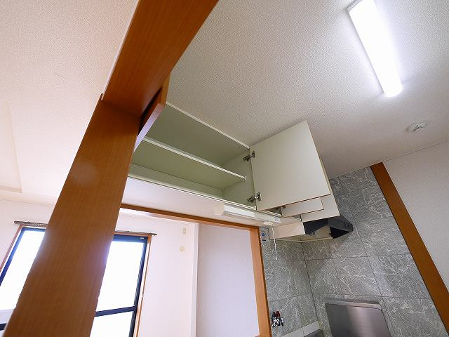 セ・プールのキッチン|使いやすいキッチンで上部に収納もあります