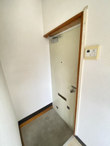 宮野ハイツの玄関