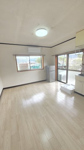 宮野ハイツの居間・リビング|3面採光で明るいです