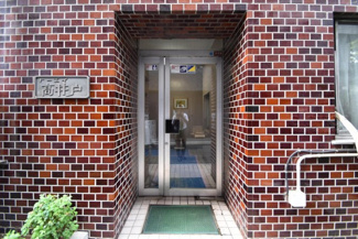 【エントランス】 | お客様を、そして住人を出迎えてくれるマンションのエントランス。ゴミが落ちていないことからも、管理状態の良さや住民の節度の高さが見て取れます。～即日のご見学可能～　お問合せはお気軽にどうぞ。
