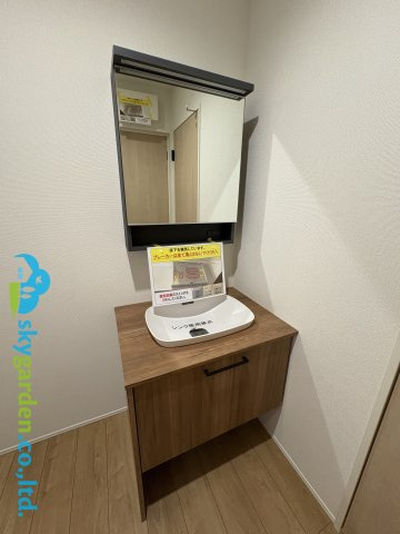 茅ヶ崎市萩園 第１期 ２号棟の独立洗面台|大きな鏡のある洗面化粧台