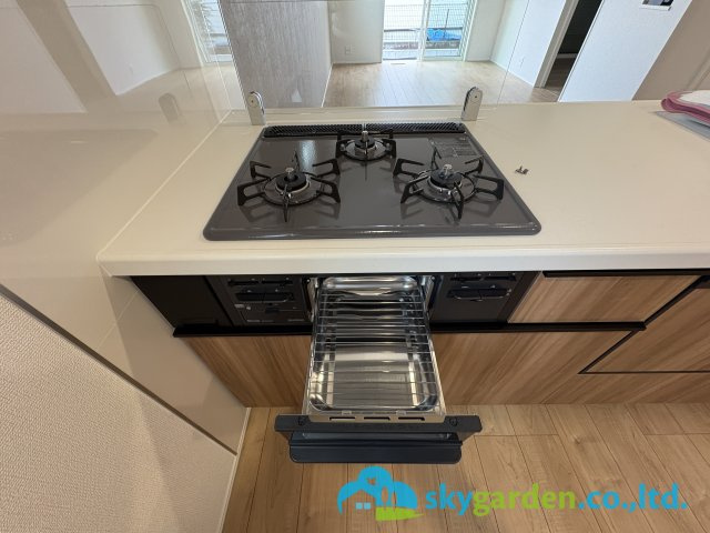 茅ヶ崎市萩園 第１期 ２号棟のキッチン|三口ガスコンロ・グリル