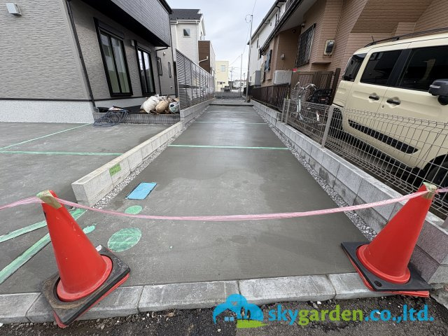 茅ヶ崎市萩園 第１期 ２号棟の駐車場|車種により縦列で２台駐車可
