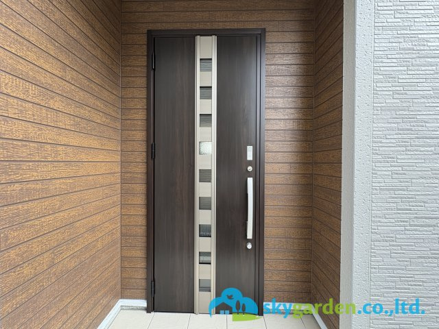 茅ヶ崎市萩園 第１期 ２号棟の玄関