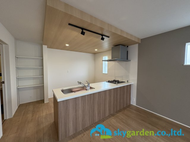 茅ヶ崎市萩園 第１期 ２号棟のキッチン|オープンタイプの明るいキッチン