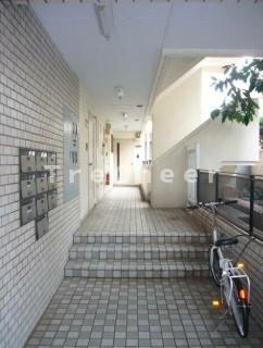 クサノビルのエントランス